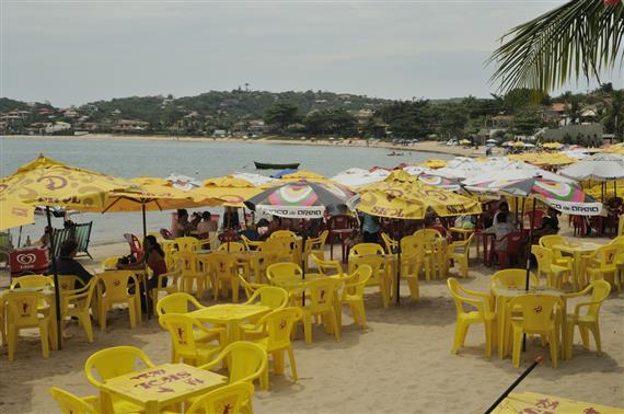 Ferradura Beach mit Strandbar.