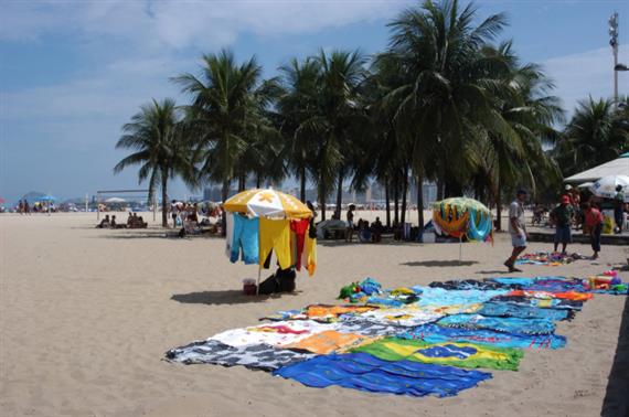 Verkäufer bieten Strandtücher an am Copacabana Strand